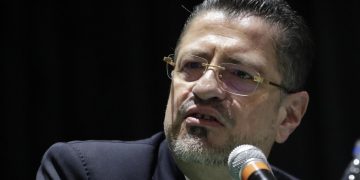 Chaves celebra la «revolución» en Costa Rica y promete trabajar con la oposición