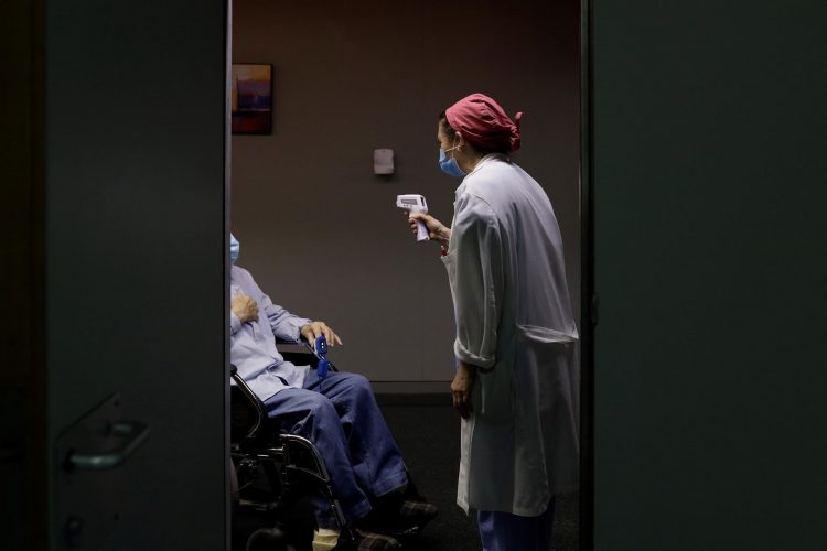 En la imagen de archivo una sanitaria atiende a un paciente. EFE/Domenech Castelló