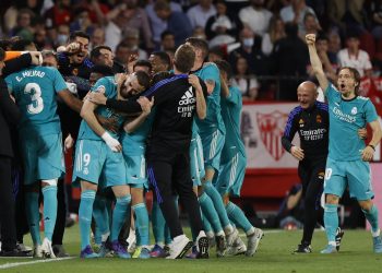 2-3. El Real Madrid remontó en la segunda mitad y acaricia el título