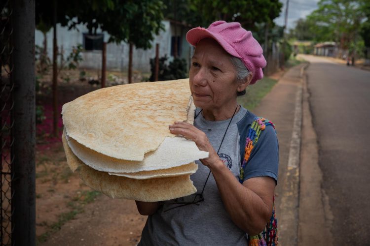 Una mujer fue registrada al carga tortas de casabe, una galleta a base de yuca amarga procesada, en el pueblo El Tejero Viejo (estado  Monagas). EFE/