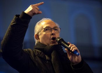 Exgobernadores piden a caraqueños enarbolar el escudo histórico retirado