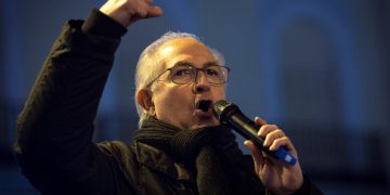 Exgobernadores piden a caraqueños enarbolar el escudo histórico retirado