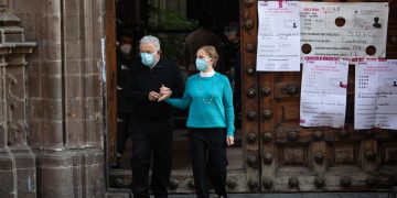 López Obrador vota en consulta que decidirá si sigue en el cargo