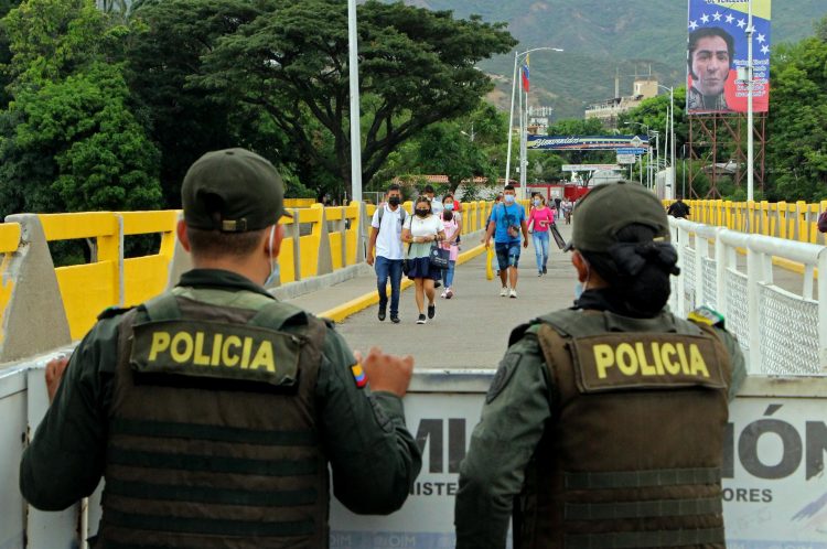Policías vigilan un paso fronterizo entre Colombia y Venezuela, en una fotografía de archivo. EFE/