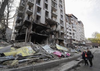 Rusia ataca en el este y mantiene el sitio a la acería de Azov