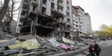 Rusia ataca en el este y mantiene el sitio a la acería de Azov