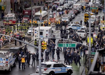 Nueva York busca al hombre que disparó en el metro y dejó diez heridos de bala