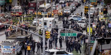 Nueva York busca al hombre que disparó en el metro y dejó diez heridos de bala