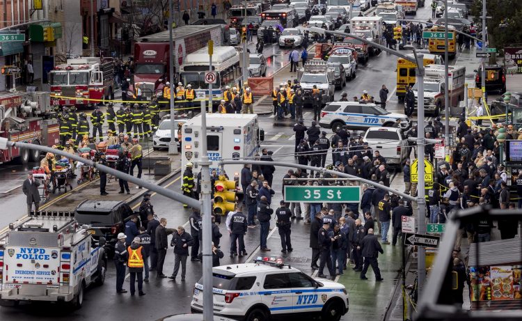 Funcionarios del Departamento de Policía y Bomberos de la ciudad de Nueva York en la escena de un tiroteo múltiple reportado en una estación del Metro, este 12 de abril de 2022. EFE