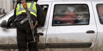 Kiev anuncia un corredor humanitario desde Mariúpol, Rusia avanza en el este