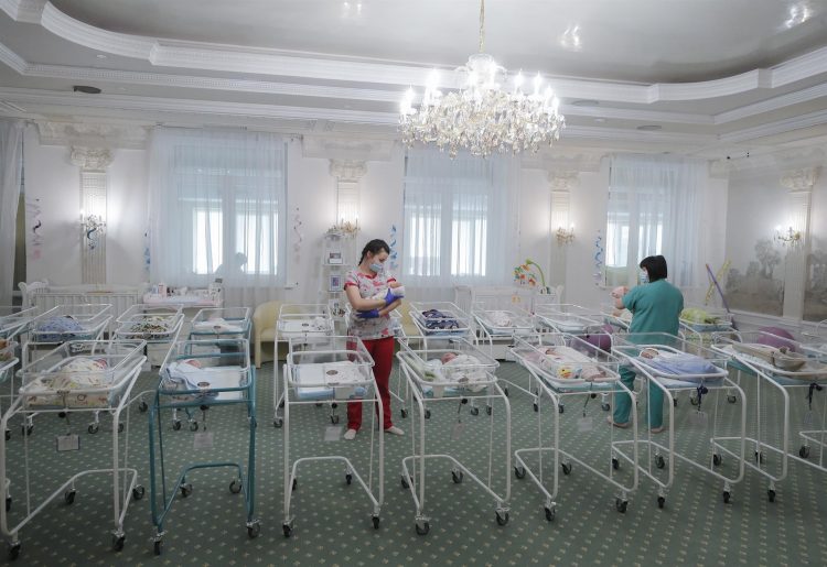 Bebes nacidos de gestación subrogada en Ucrania en foto de archivo