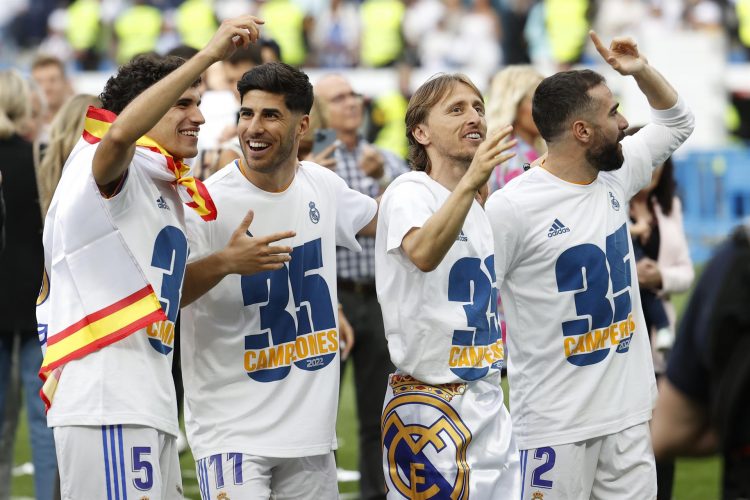 Los jugadores del Real Madrid celebran el título de Liga, al término del partido de Liga en Primera División ante el RCD Espanyol que han disputado en el estadio Santiago Bernabéu, en Madrid. EFE/Chema Moya