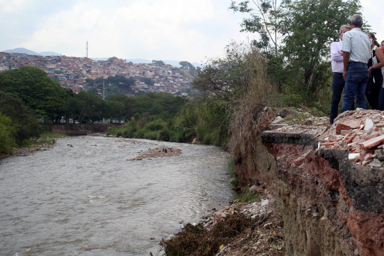 Desde el gobierno de Ron Saldoval no ha sido canalizado el río Torbes en este sector, según denuncian sus habitantes. Foto: Carlos Eduardo Ramírez