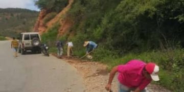 A pico y pala el alcalde de Carache despeja  quebradas y vías de penetración