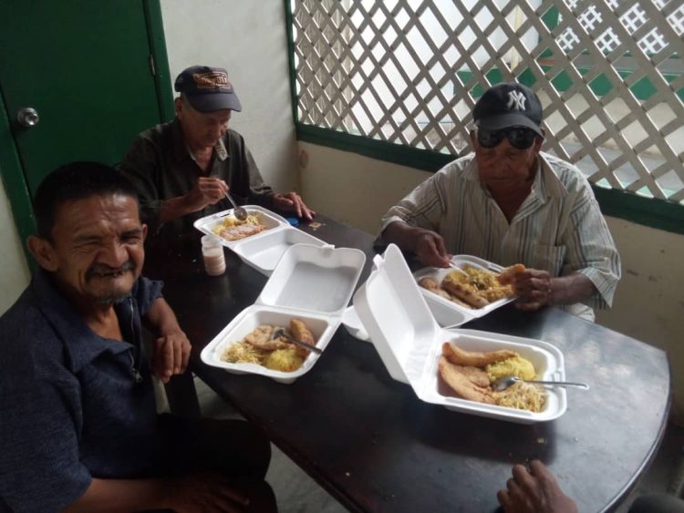 Los abuelitos de La Casa de la Misericordia, compartiendo el almuerzo ofrecido por @boconomio
