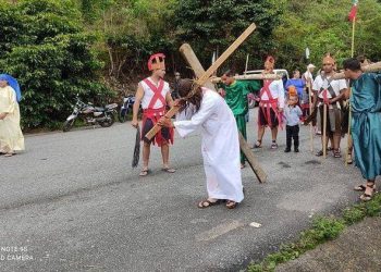 Realizan viacrucis viviente en parroquia Santa Ana