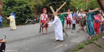 Realizan viacrucis viviente en parroquia Santa Ana