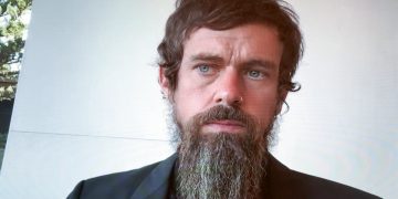 El fundador de Twitter dice que Elon Musk es la «solución» para la plataforma