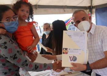 Gobernador entrega 40 títulos de tierra urbana a familias de Fernández Feo