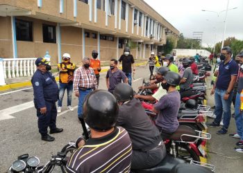 Motorizados reciben etiquetas para nuevo esquema de surtido de gasolina