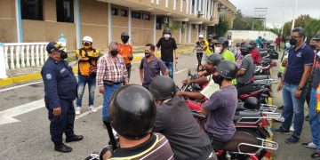 Motorizados reciben etiquetas para nuevo esquema de surtido de gasolina