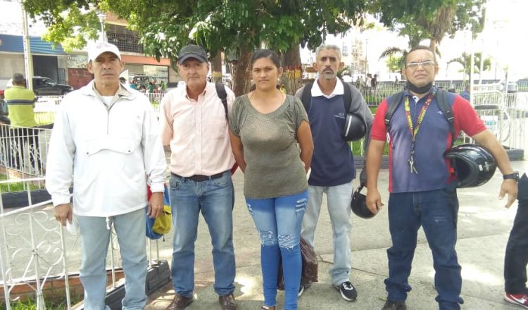 El grupo de trabajadores despedidos de la empresa Cemento Andino.
