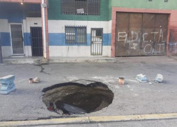 Se abrió enorme cráter en la vía principal del sector Los Pinos en La Floresta de Valera