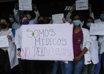Médicos del Hospital «Pedro Emilio Carrillo» protestan por detención arbitraria de compañero