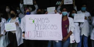 Médicos del Hospital «Pedro Emilio Carrillo» protestan por detención arbitraria de compañero
