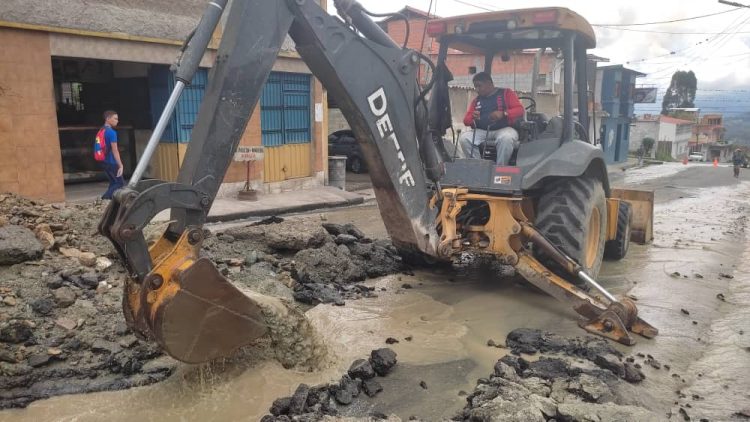 Reparación de colector de aguas servidas obstruido en Boconó