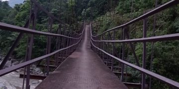 Cumpliendo apostolado y labor social arreglan pasarela en Las Negritas de Niquitao