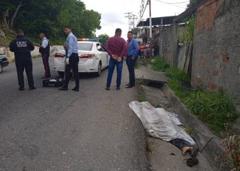 Hallan a hombre apuñalado en una cuneta en La Floresta