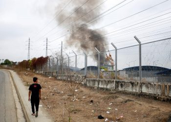 Vehículo abandonado explota frente a la cárcel de máxima seguridad de Ecuador