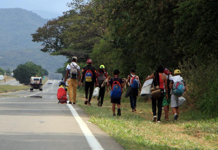 Ciudadanos venezolanos caminan por una autopista, en una fotografía de archivo. EFE/ Mario Caicedo
