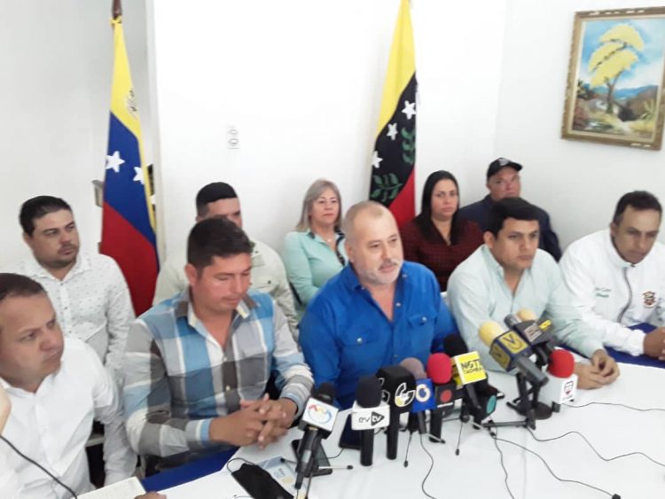 Alcaldes de oposición en Táchira también  proponen comprar electricidad a Colombia e ir haciendo mantenimiento en la represa Uribante - Caparo mientras llena el embalse. Mariana Duque