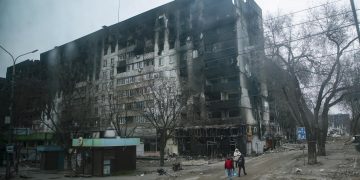 Miles de habitantes de Mariúpol resisten refugiados y sin víveres en una acería