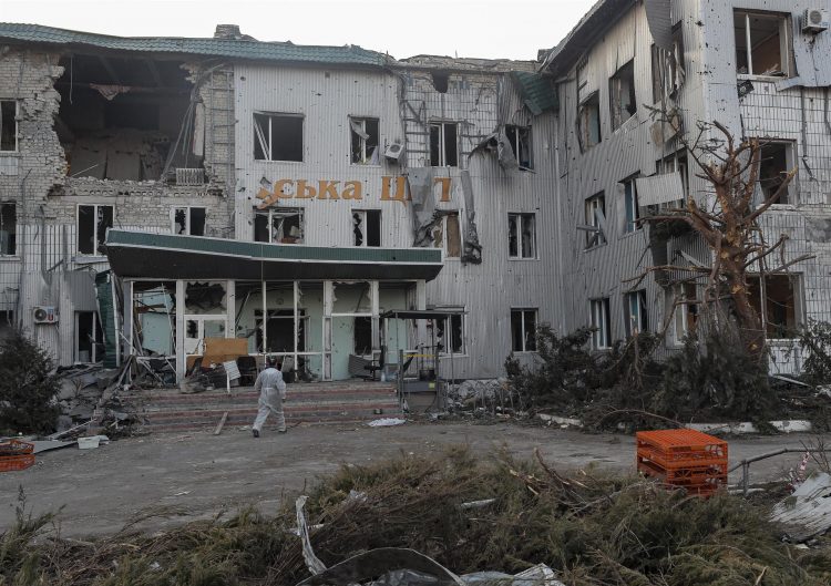 Exterior de un hospital de la localidad ucraniana de Volnovakha, dañado en un bombardeo ruso el pasado 26 de marzo. EFE/EPA/SERGEI ILNITSKY