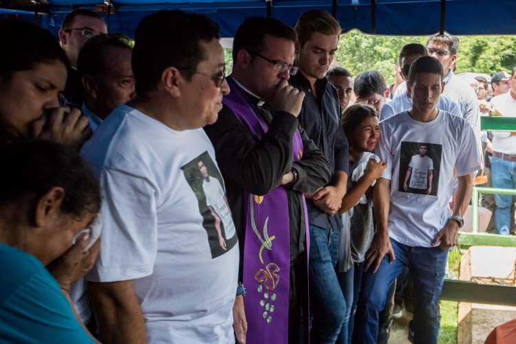 Familiares y compañeros de estudio de Juan Pablo Pernalete Llovera, de 20 años, quien falleció en medio de las protestas antigubernamental en 2017, en una fotografía de archivo. EFE