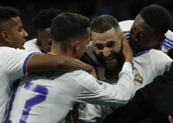 2-3. La heroica resucita al rey