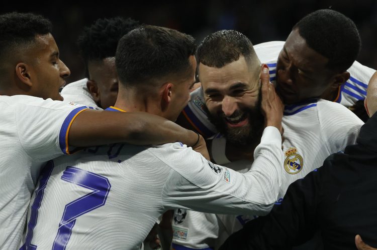 El delantero del Real Madrid Karim Benzemá (c) celebra con sus compañeros tras marcar el segundo gol ante el Chelsea, durante el partido de vuelta de cuartos de final de Liga de Campeones que disputaron en el estadio Santiago Bernabéu, en Madrid. EFE/