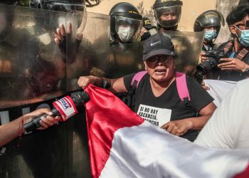 Castillo revierte el toque de queda ante una oposición enardecida