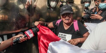 Castillo revierte el toque de queda ante una oposición enardecida