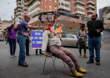 Caraqueños queman figuras de Maduro y Putin para recrear la muerte de Judas