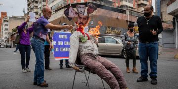 Caraqueños queman figuras de Maduro y Putin para recrear la muerte de Judas