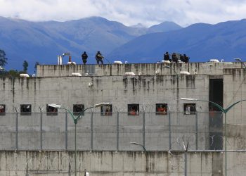 Al menos 12 presos mueren en enfrentamientos en una cárcel de Ecuador