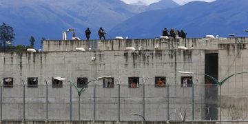 Al menos 12 presos mueren en enfrentamientos en una cárcel de Ecuador