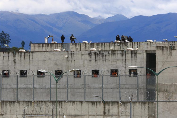 Varios policías vigilan la cárcel de la libertad N.1, hoy, en Cuenca (Ecuador). EFE/Robert Puglla