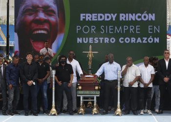 Con rosas blancas y música aficionados dan el último adiós a Freddy Rincón