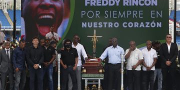 Con rosas blancas y música aficionados dan el último adiós a Freddy Rincón