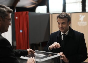 Macron y Le Pen empatados en las presidenciales según el primer sondeo a pie de urna